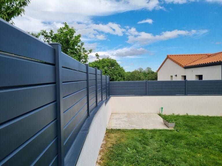 Clôture Aluminium LIYA Lame Persienne - Ozaé Graviers Déco, design ajouré moderne