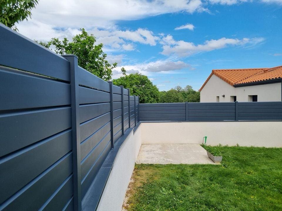 Clôture Aluminium LIYA - Lame Persienne - Ozaé Graviers Déco