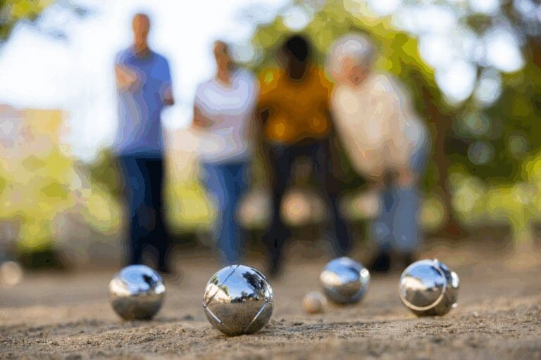 Partie de pétanque dans un jardin aménagé avec terrain extérieur