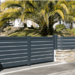 Portail Battants Aluminium MARSEILLE Ozaé Graviers Déco, portail plein moderne et durable