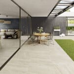 Dalle Céramique CLASH - Soul 2 Dalle Céramique CLASH - Soul, teinte beige veinée, effet pierre claire – Ozaé Graviers Déco
