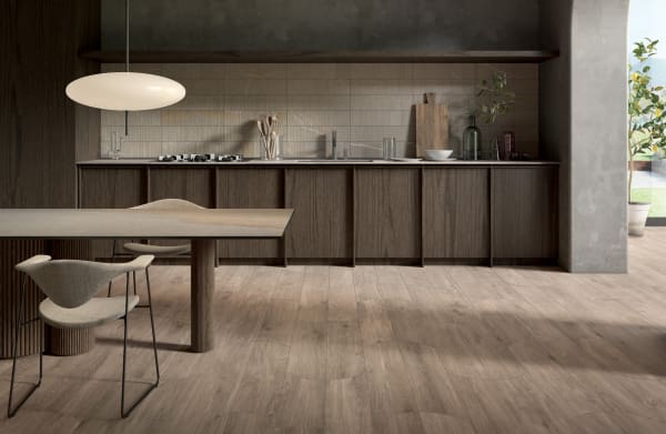 Dalle Céramique COCOON – Ease – Ozaé Graviers Déco Dalle Céramique COCOON - Ease, teinte bois foncé, antidérapante pour extérieur – Ozaé Graviers Déco