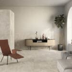 Dalle Céramique FIND - Ash 2 Dalle Céramique FIND - Ash, teinte gris beige effet béton patiné – Ozaé Graviers Déco