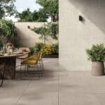 Dalle Céramique RECONCRETE Liquorice Ozaé Graviers Déco, effet béton beige grisé éco-conçu pour extérieur moderne