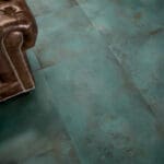 Dalle Céramique Alchemy Mint Ozaé Graviers Déco, effet métal vert oxydé, grès cérame antidérapant pour terrasse design