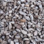 Roches à gabion en calcaire dur jaune pour aménagements extérieurs solides, esthétiques et durables. Disponible chez Ozaé Graviers Déco.