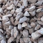Roches à Gabion - Calcaire Dur Jaune 2 Roches à gabion en calcaire dur jaune pour aménagements extérieurs solides, esthétiques et durables. Disponible chez Ozaé Graviers Déco.