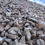 Roches à Gabion - Calcaire Dur Jaune 3 Roches à gabion en calcaire dur jaune pour aménagements extérieurs solides, esthétiques et durables. Disponible chez Ozaé Graviers Déco.