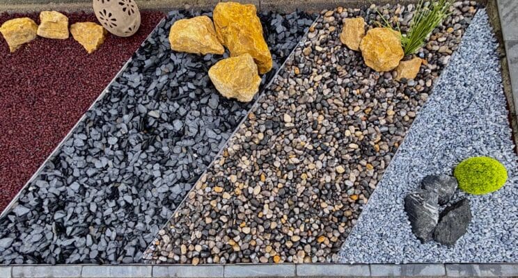 Pack massif 10 m² en gravier décoratif avec enrochement et toile de paillage – Ozaé Matériaux Paysagers